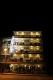 Hotel Niki este kivilágítva