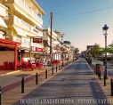 Paralia fő utcája ébredezik
