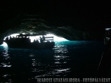 Hajónk a Kék barlang bejáratánál
